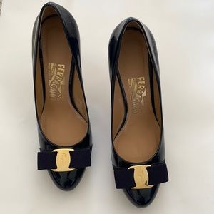 SOLD Pristine Ferragamo Bow Navy Leather Pumps 5.5